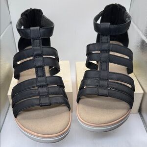 CLARKS ULTIMATE COMFORT BLACK SANDALS FOR WOMEN. WELL MADE! Size 8.5